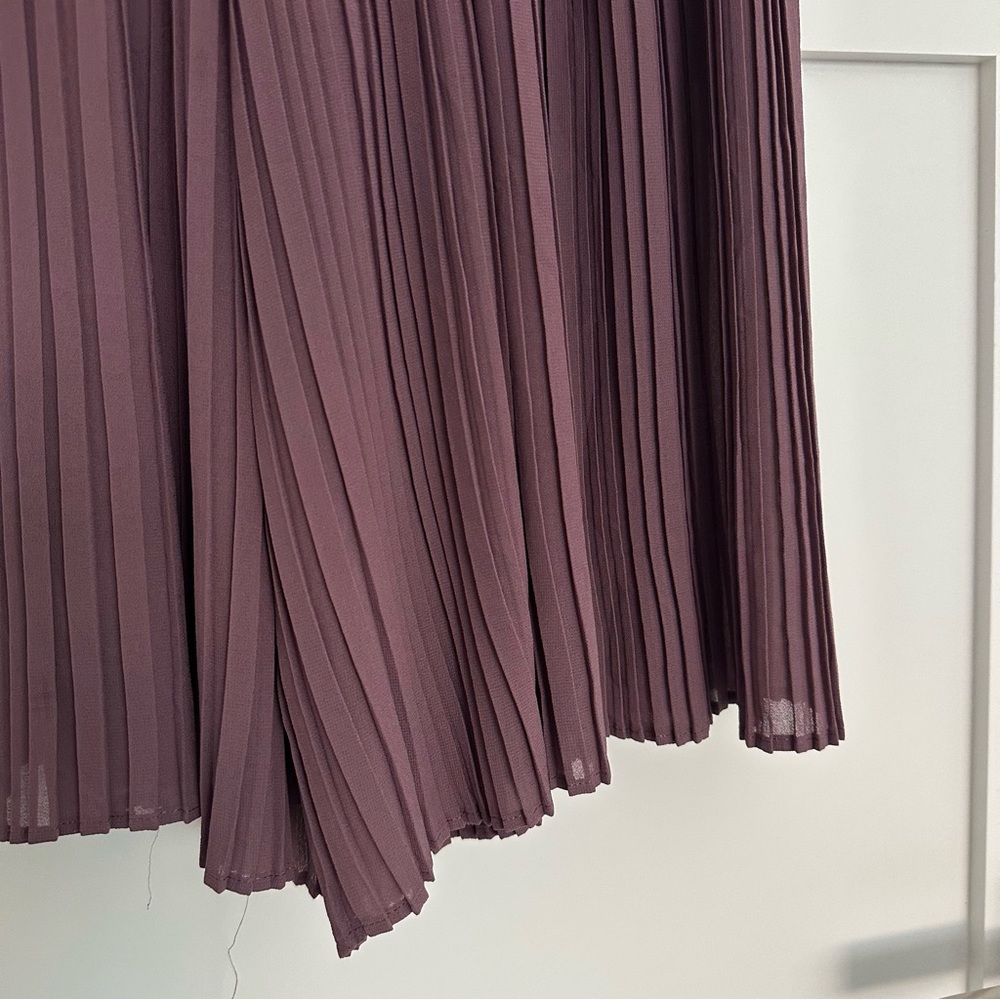 Uniqlo Wide Leg Pleated Pants in Plum - Picture 3 of 6